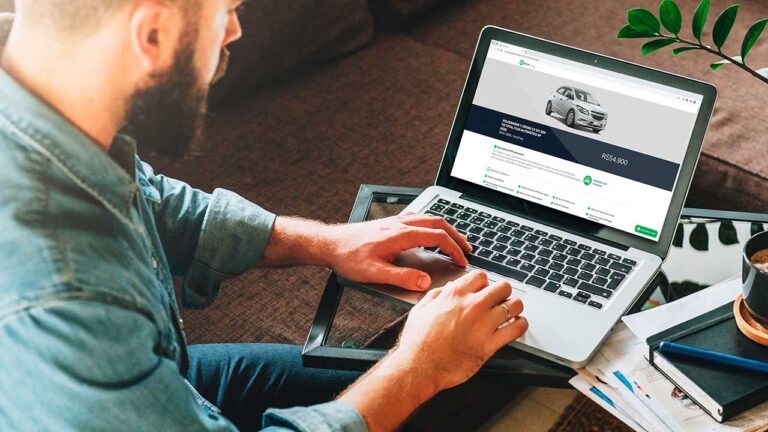 vender meu carro - homem vendendo carro no site da instacarro