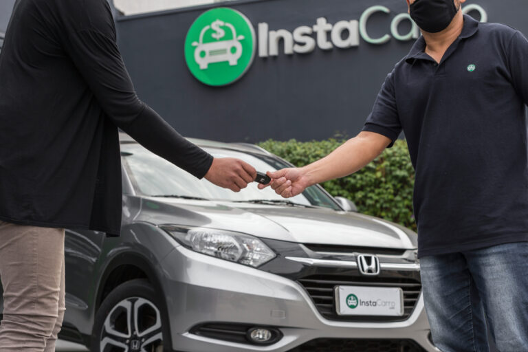 Manual do Vendedor 8 Plataformas especializadas em vender seu carro - Revisão Pré-Compra InstaCarro - proprietário entregando a chave para um avaliador da InstaCarro - vendas na InstaCarro