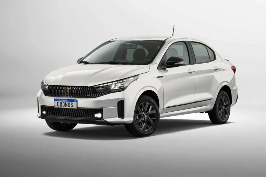Fiat Cronos Drive 1.3 2026 branco em estúdio, com destaque para a dianteira, faróis em LED e rodas escuras de liga leve